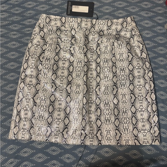 PrettyLittleThing Snake Pattern mini Skirt - Picture 2 of 3